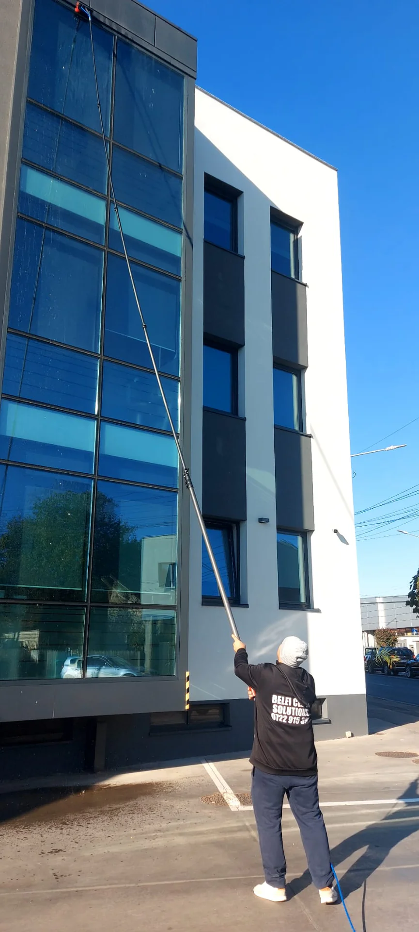Curățare fațade vitrine și vitrine magazine Târgu Jiu