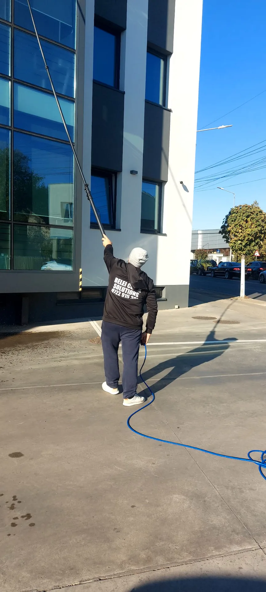 Echipă Belei Cleaning Solutions la curățare geamuri