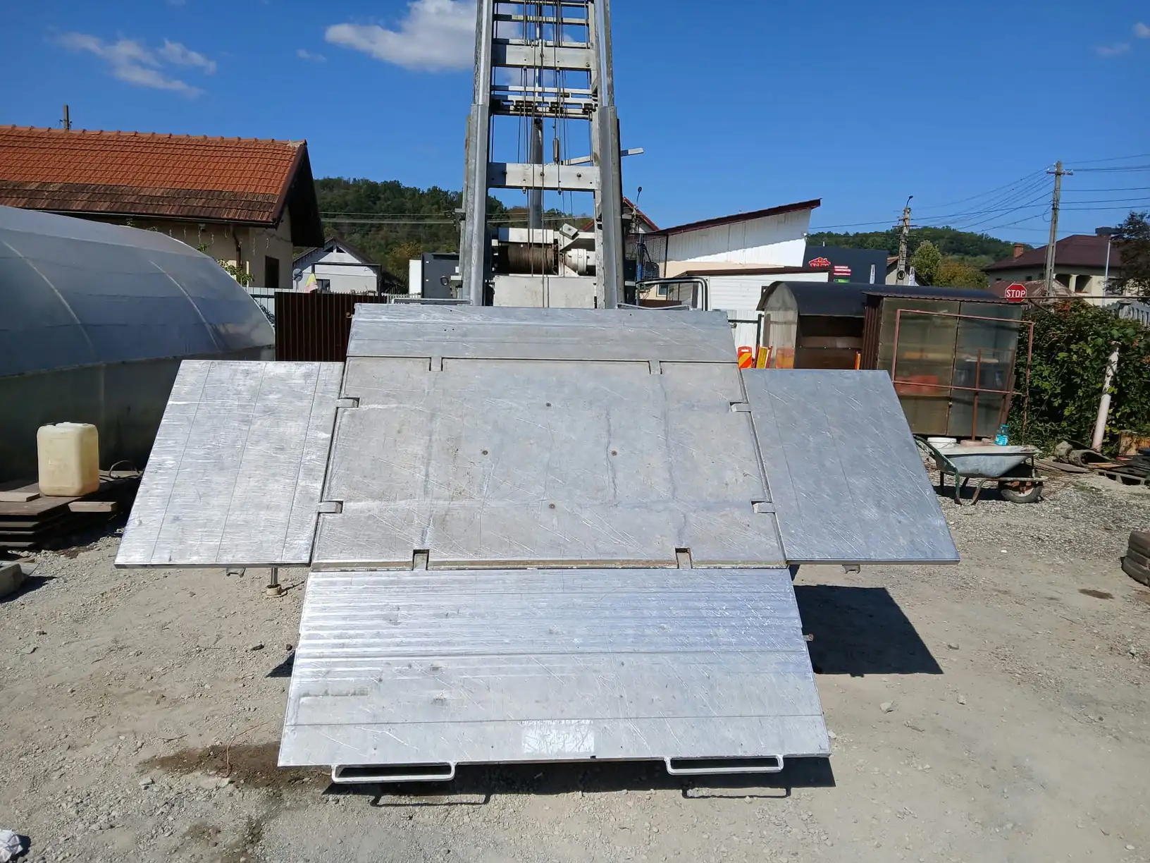 Platformă lift materiale cu aripi deschise Târgu Jiu