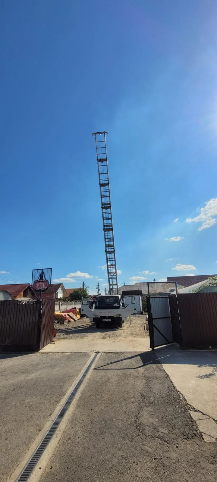 Lift materiale pe autoutilitară, braț ridicat — închiriere Târgu Jiu