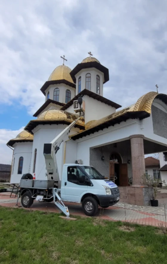 Nacelă la biserică — lucrări la înălțime Belei Cleaning Solutions